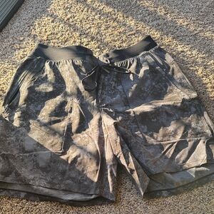 Lululemon Athletica Men's Gray Camouflage Athletic Shorts
